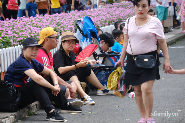 Thảo Cầm Viên Sài Gòn đông nghịt ngày giỗ tổ, cha mẹ giăng võng, nằm la liệt tại các bãi cỏ, trẻ con mệt nhoài - Ảnh 11.