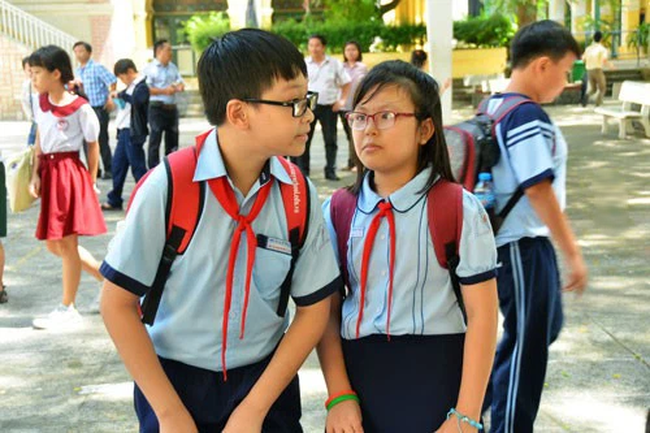 Năm học 2021-2022, Hà Nội dừng tuyển sinh hệ song bằng lớp 6 - Ảnh 1.