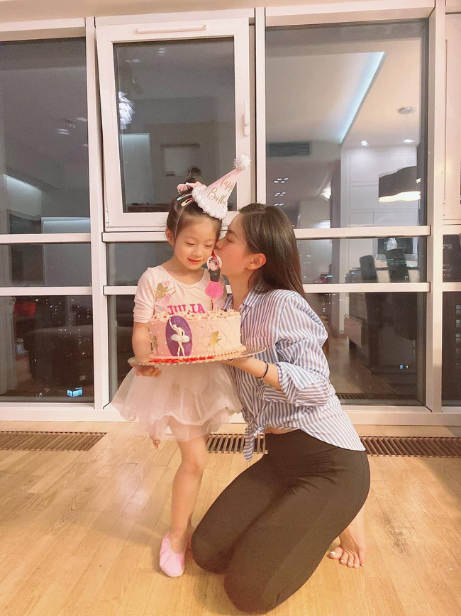 Alpha Kid 5 tuổi nhà Á hậu Việt Nam diện bikini đôi cùng mẹ khoe chân dài nuột nà, dân mạng xuýt xoa: Alpha Kid 5 tuổi nhà Á hậu Việt Nam diện bikini đôi cùng mẹ khoe chân dài nuột nà, dân mạng xuýt xoa: