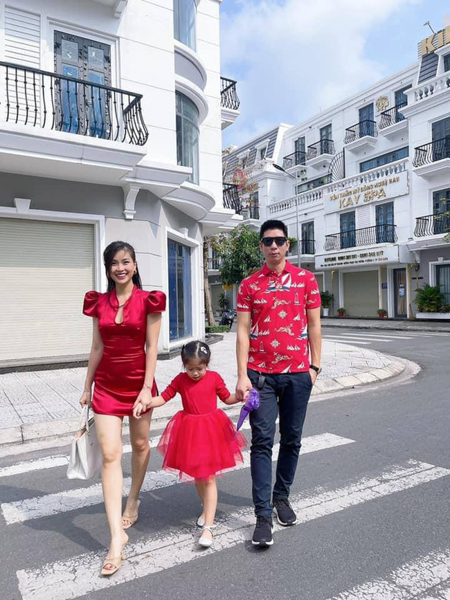 Alpha Kid 5 tuổi nhà Á hậu Việt Nam diện bikini đôi cùng mẹ khoe chân dài nuột nà, dân mạng xuýt xoa: Alpha Kid 5 tuổi nhà Á hậu Việt Nam diện bikini đôi cùng mẹ khoe chân dài nuột nà, dân mạng xuýt xoa: