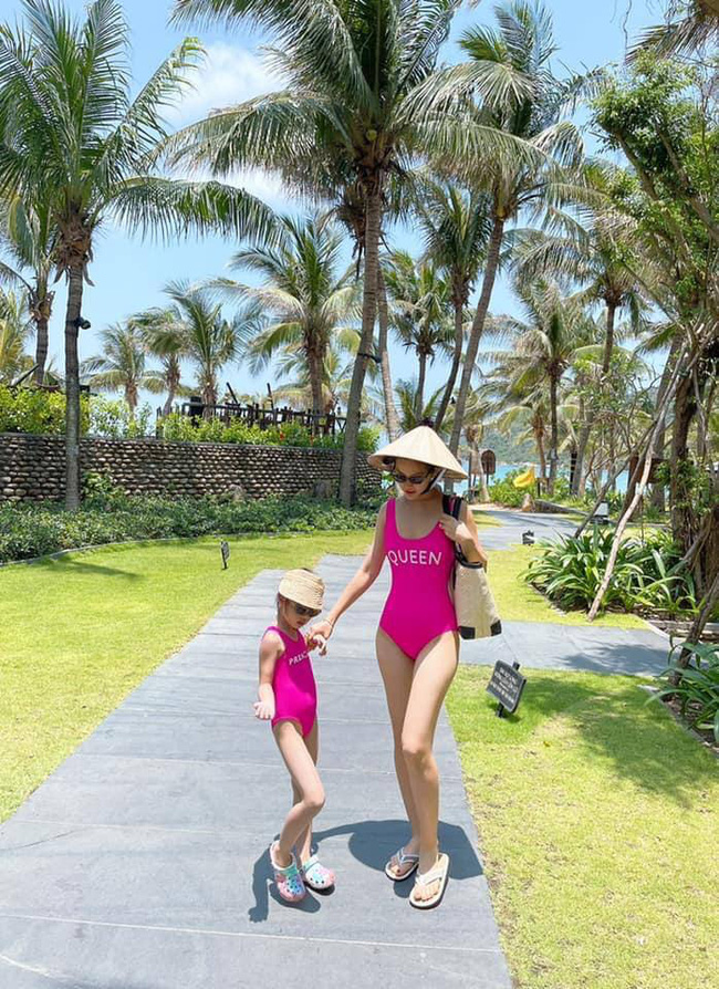 Alpha Kid 5 tuổi nhà Á hậu Việt Nam diện bikini đôi cùng mẹ khoe chân dài nuột nà, dân mạng xuýt xoa: Alpha Kid 5 tuổi nhà Á hậu Việt Nam diện bikini đôi cùng mẹ khoe chân dài nuột nà, dân mạng xuýt xoa: