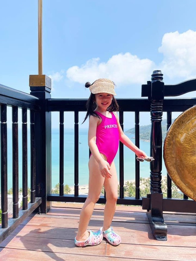 Alpha Kid 5 tuổi nhà Á hậu Việt Nam diện bikini đôi cùng mẹ khoe chân dài nuột nà, dân mạng xuýt xoa: Alpha Kid 5 tuổi nhà Á hậu Việt Nam diện bikini đôi cùng mẹ khoe chân dài nuột nà, dân mạng xuýt xoa: