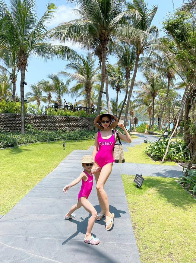 Alpha Kid 5 tuổi nhà Á hậu Việt Nam diện bikini đôi cùng mẹ khoe chân dài nuột nà, dân mạng xuýt xoa: Alpha Kid 5 tuổi nhà Á hậu Việt Nam diện bikini đôi cùng mẹ khoe chân dài nuột nà, dân mạng xuýt xoa:
