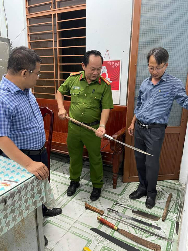 Clip: Hàng chục thanh niên đuổi chém nhau giữa trung tâm Đà Nẵng khiến nhiều người khiếp sợ - Ảnh 2.