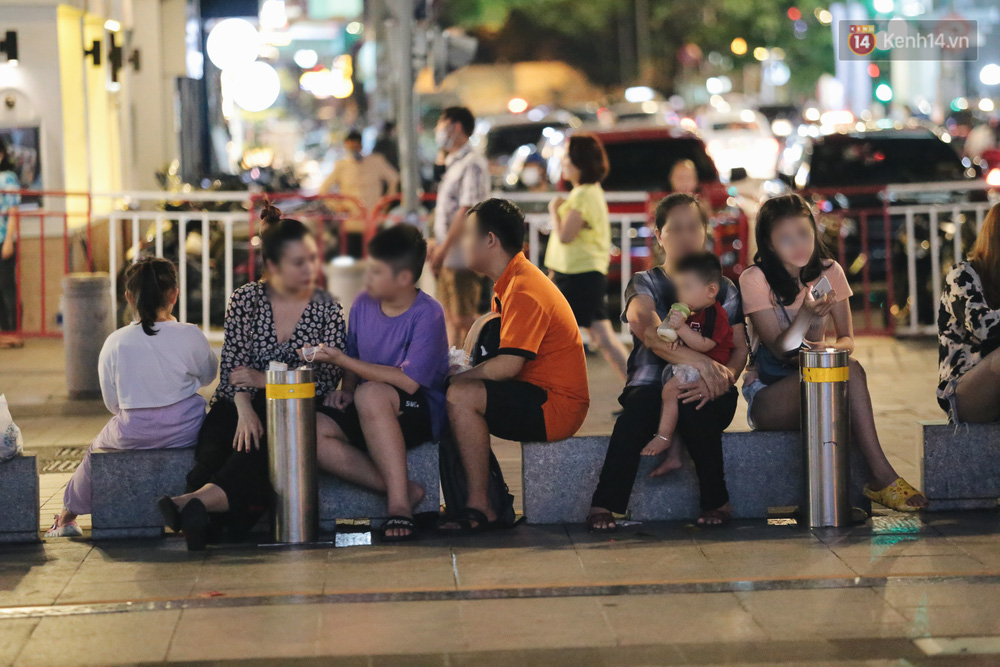 Bất chấp nguy cơ dịch Covid-19, phố đi bộ Nguyễn Huệ vẫn đông nghẹt vào cuối tuần: Nhiều người vẫn quên khẩu trang! - Ảnh 8.