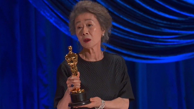 Bà ngoại quốc dân Youn Yuh Jung: Từ người phụ nữ bị khinh miệt vì ly hôn đến diễn viên Hàn Quốc đầu tiên nhận giải Oscar - Ảnh 1.