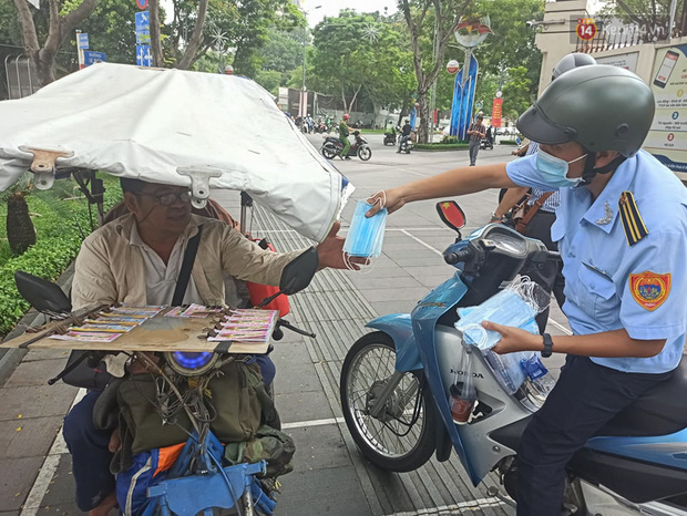 TP.HCM bắt đầu ra quân nhắc nhở, yêu cầu người dân đeo khẩu trang nơi công cộng: Cố tình chống đối sẽ xử phạt - Ảnh 8.