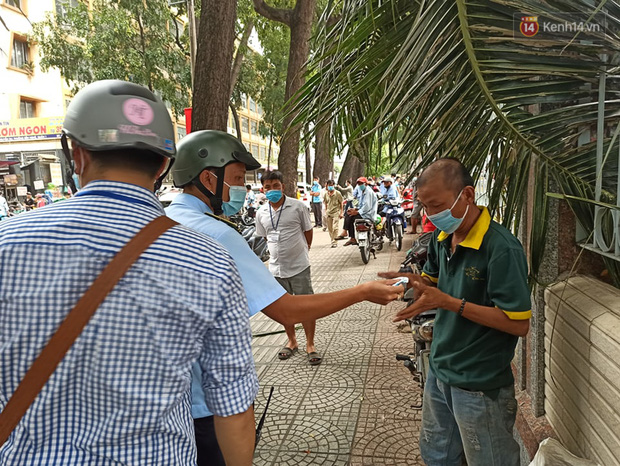 TP.HCM bắt đầu ra quân nhắc nhở, yêu cầu người dân đeo khẩu trang nơi công cộng: Cố tình chống đối sẽ xử phạt - Ảnh 7.