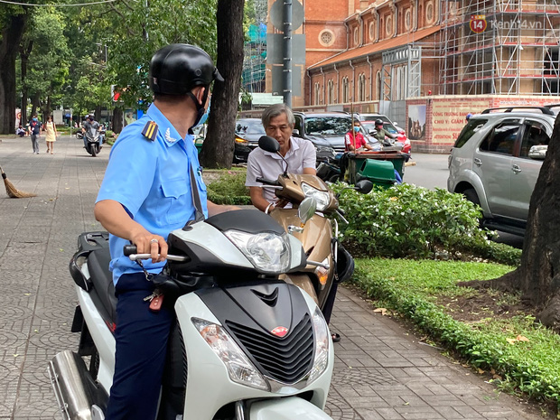 TP.HCM bắt đầu ra quân nhắc nhở, yêu cầu người dân đeo khẩu trang nơi công cộng: Cố tình chống đối sẽ xử phạt - Ảnh 3.