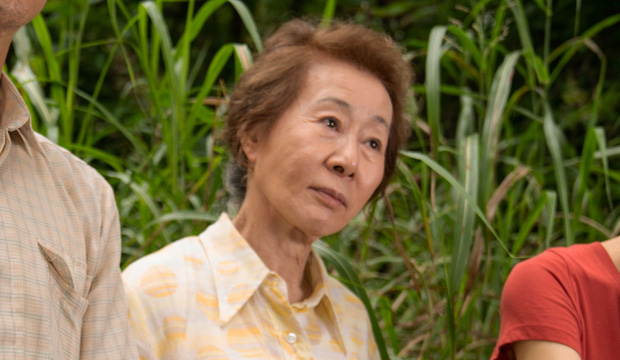 Bà ngoại quốc dân Youn Yuh Jung: Từ người phụ nữ bị khinh miệt vì ly hôn đến diễn viên Hàn Quốc đầu tiên nhận giải Oscar - Ảnh 7.