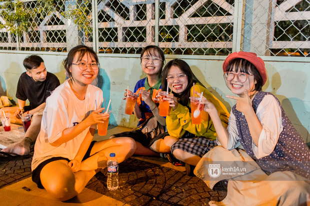 Ngồi trà dâu Đen Vâu ở Sài Gòn hóng chuyện: Giới trẻ quẹt Tinder mỏi tay, sẵn nghe 7749 cái drama showbiz - Ảnh 16.