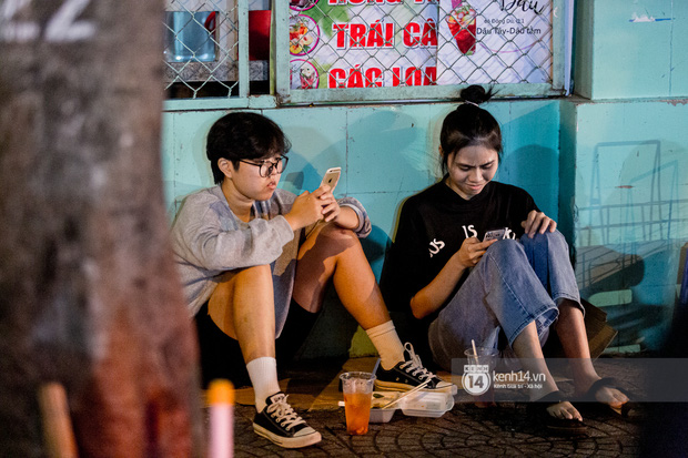 Ngồi trà dâu Đen Vâu ở Sài Gòn hóng chuyện: Giới trẻ quẹt Tinder mỏi tay, sẵn nghe 7749 cái drama showbiz - Ảnh 6.