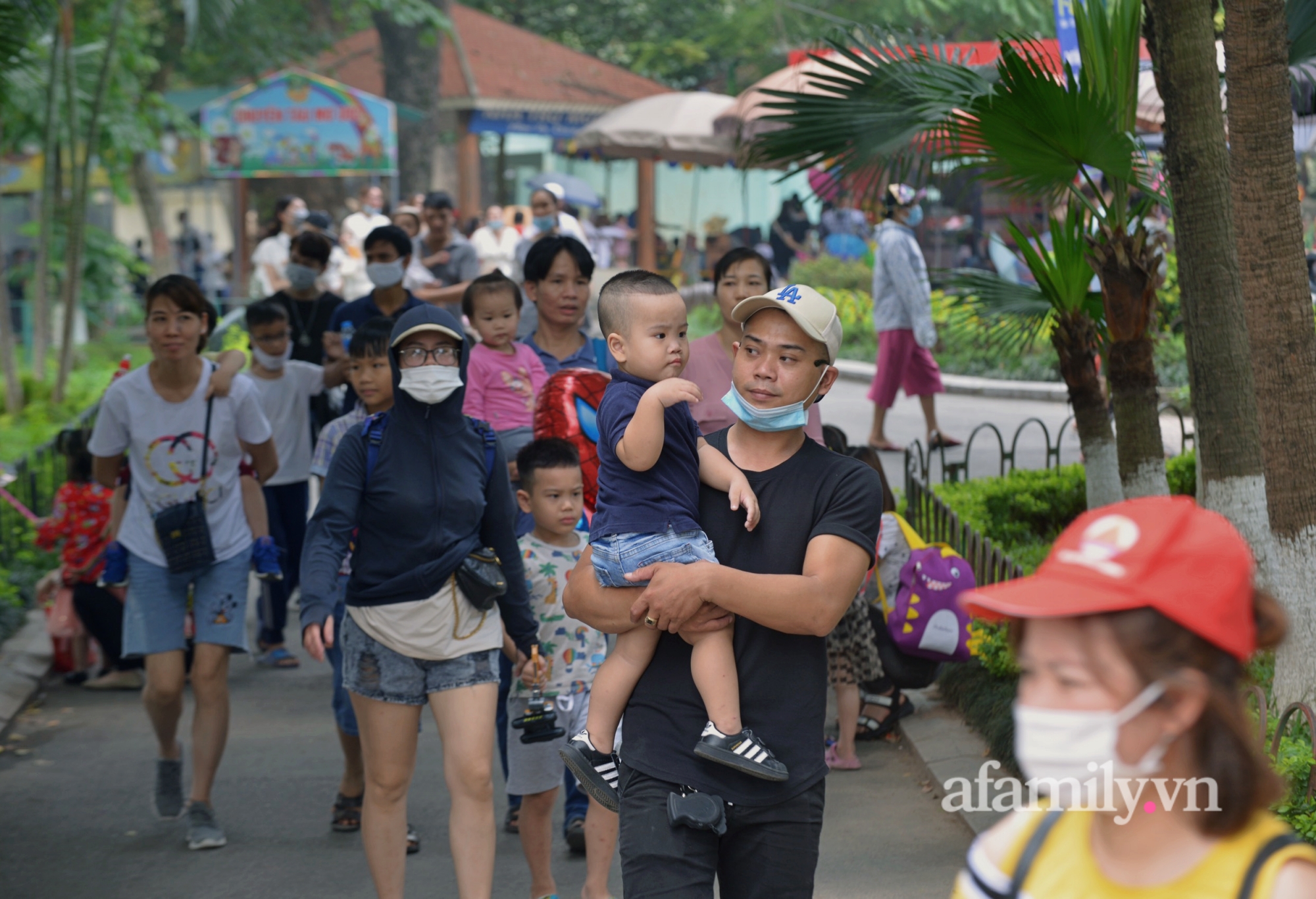 Ngày nghỉ lễ đầu tiên, hàng nghìn người đổ về công viên Thủ Lệ nhưng các bố mẹ lại 