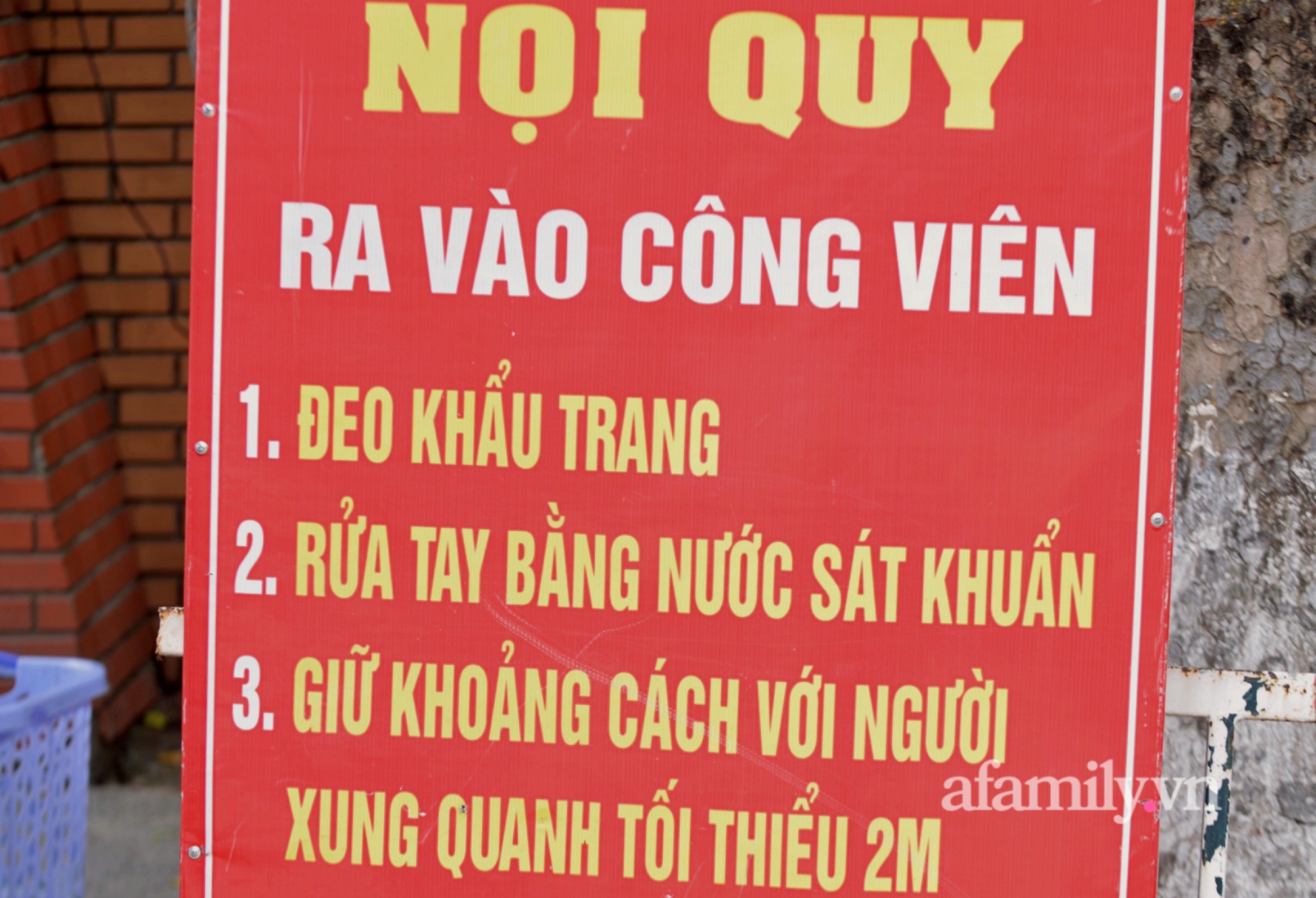 Ngày nghỉ lễ đầu tiên, hàng nghìn người đổ về công viên Thủ Lệ nhưng các bố mẹ lại 