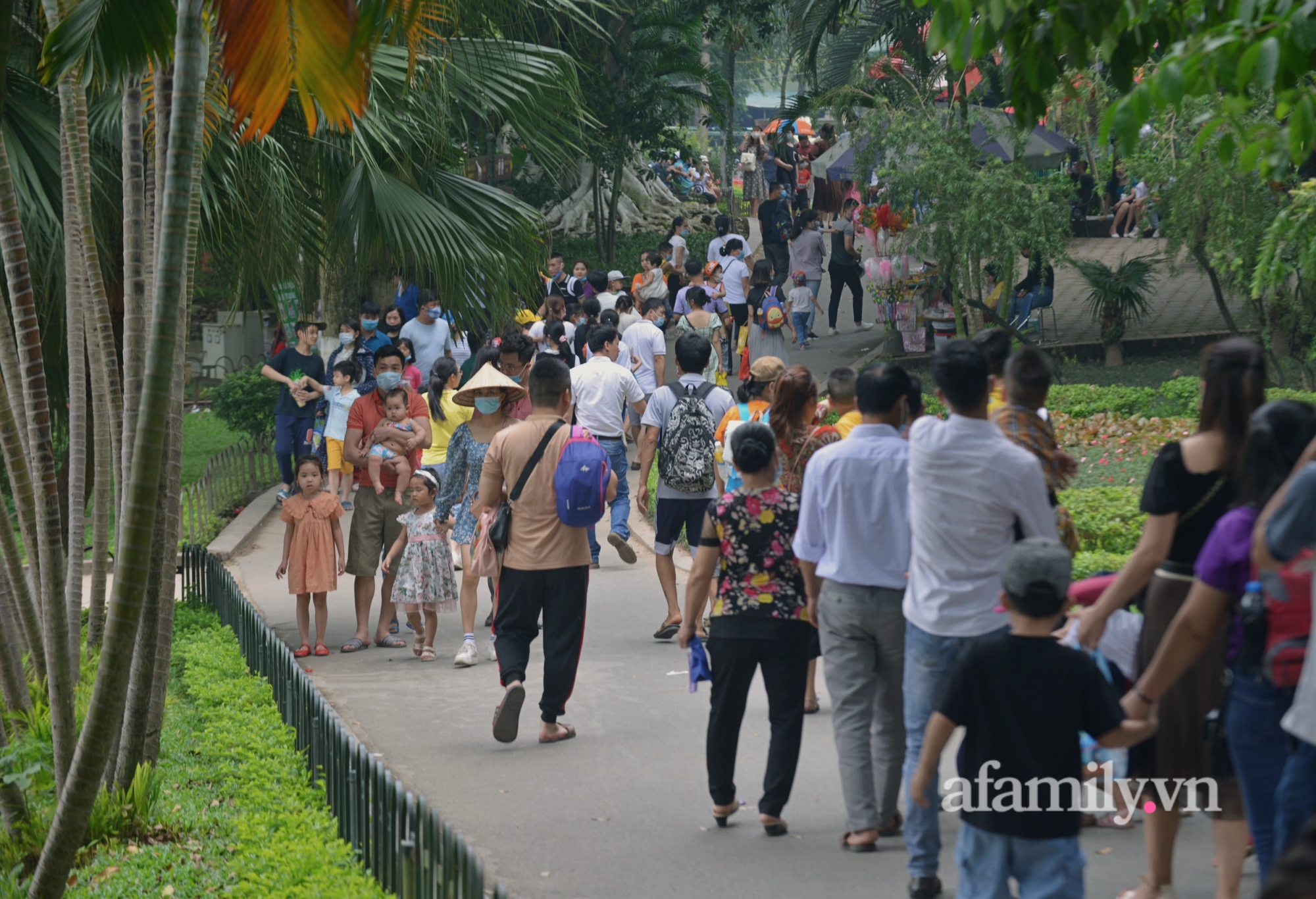 Ngày nghỉ lễ đầu tiên, hàng nghìn người đổ về công viên Thủ Lệ nhưng các bố mẹ lại 