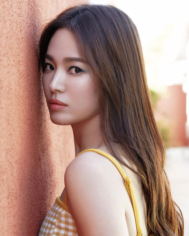 Song Hye Kyo và những lần diện đồ hai dây khoe vai trần gợi cảm, mướt mắt - Ảnh 4.