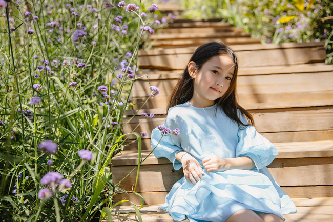 Con gái Hà Kiều Anh xinh như thiên thần trong loạt ảnh mới, mẹ tiết lộ có sở thích đặc biệt với màu xanh vì 1 lý do 