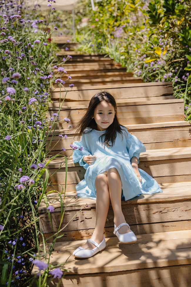 Con gái Hà Kiều Anh xinh như thiên thần trong loạt ảnh mới, mẹ tiết lộ có sở thích đặc biệt với màu xanh vì 1 lý do 
