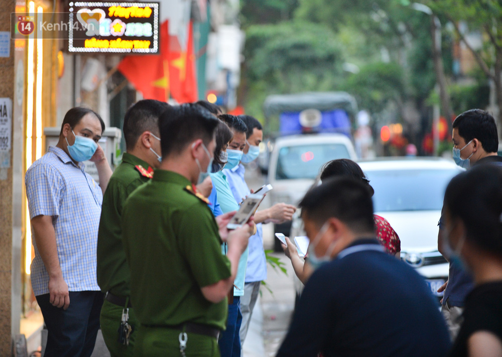 Hà Nội: Lực lượng chức năng phong toả tạm thời con ngõ ở quận Hai Bà Trưng có nữ nhân viên quán bar dương tính với SARS-CoV-2 - Ảnh 5.