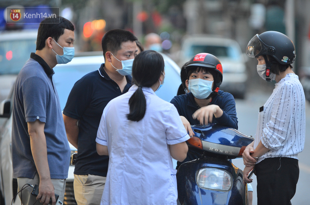 Hà Nội: Lực lượng chức năng phong toả tạm thời con ngõ ở quận Hai Bà Trưng có nữ nhân viên quán bar dương tính với SARS-CoV-2 - Ảnh 7.