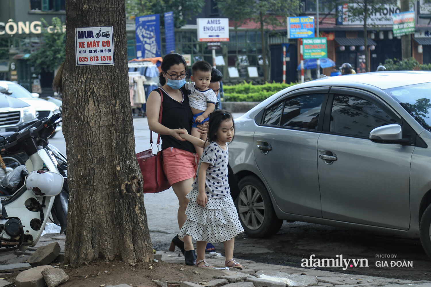 Chiều 2/5, trẻ em ngủ gục trên xe máy theo chân cha mẹ ra Hà Nội kết thúc kì nghỉ lễ - Ảnh 3.