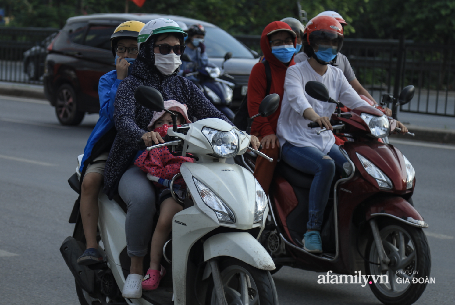 Chiều 2/5, trẻ em ngủ gục trên xe máy theo chân cha mẹ ra Hà Nội kết thúc kì nghỉ lễ - Ảnh 6.