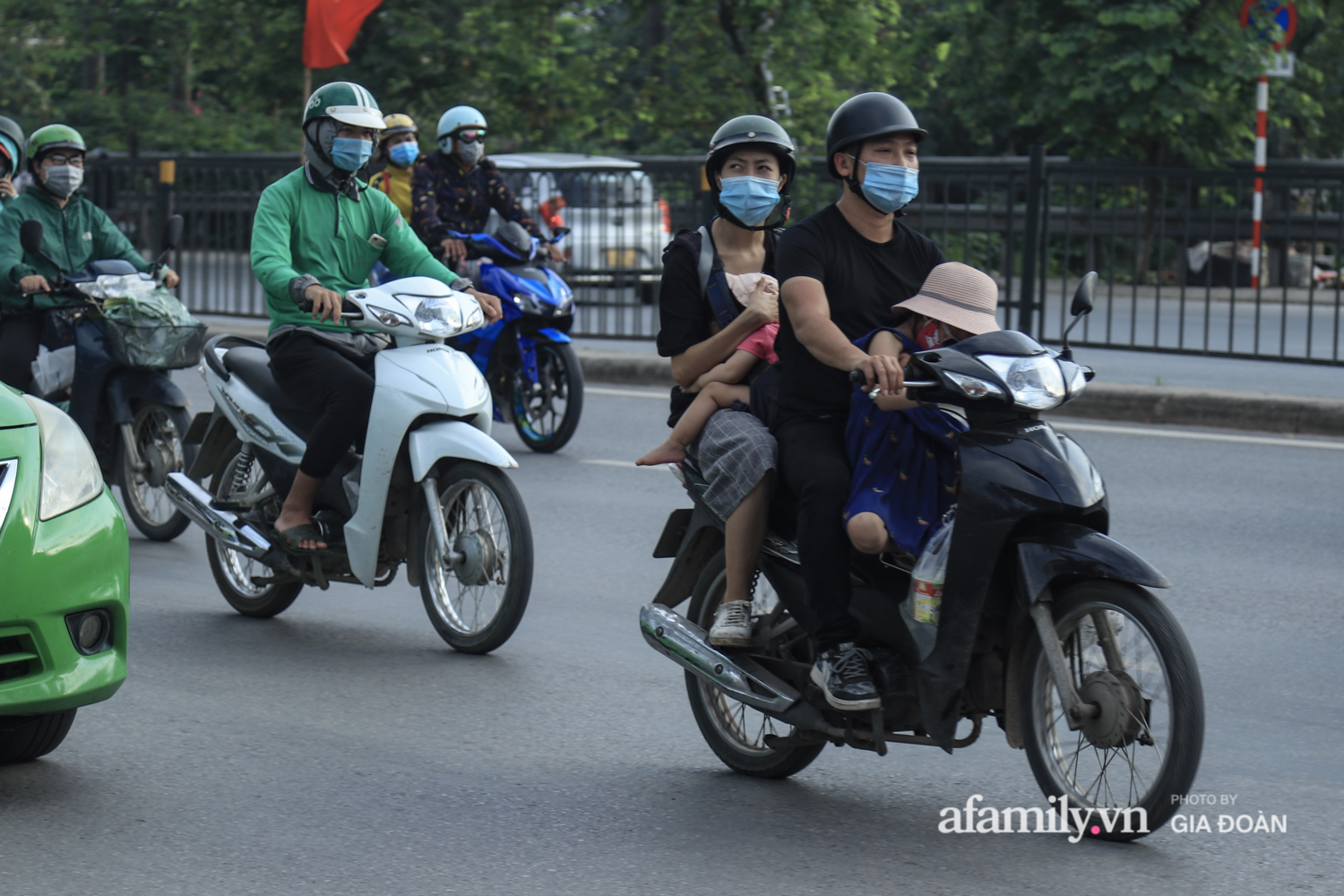 Chiều 2/5, trẻ em ngủ gục trên xe máy theo chân cha mẹ ra Hà Nội kết thúc kì nghỉ lễ - Ảnh 7.