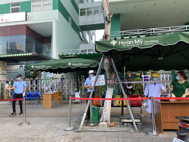 Lịch trình dày đặc của nam nhân viên spa dương tính với Covid-19 ở Đà Nẵng: Đến bến xe, bar, karaoke, siêu thị, cafe - Ảnh 1.