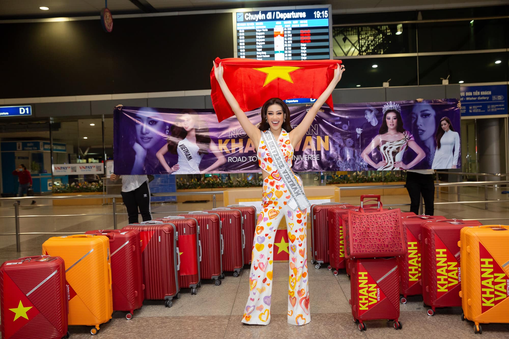 Hoa hậu Khánh Vân lên đồ cao tay trên đường tới Miss Universe, bộ nào cũng khiến dân tình nức nở tự hào - Ảnh 1.