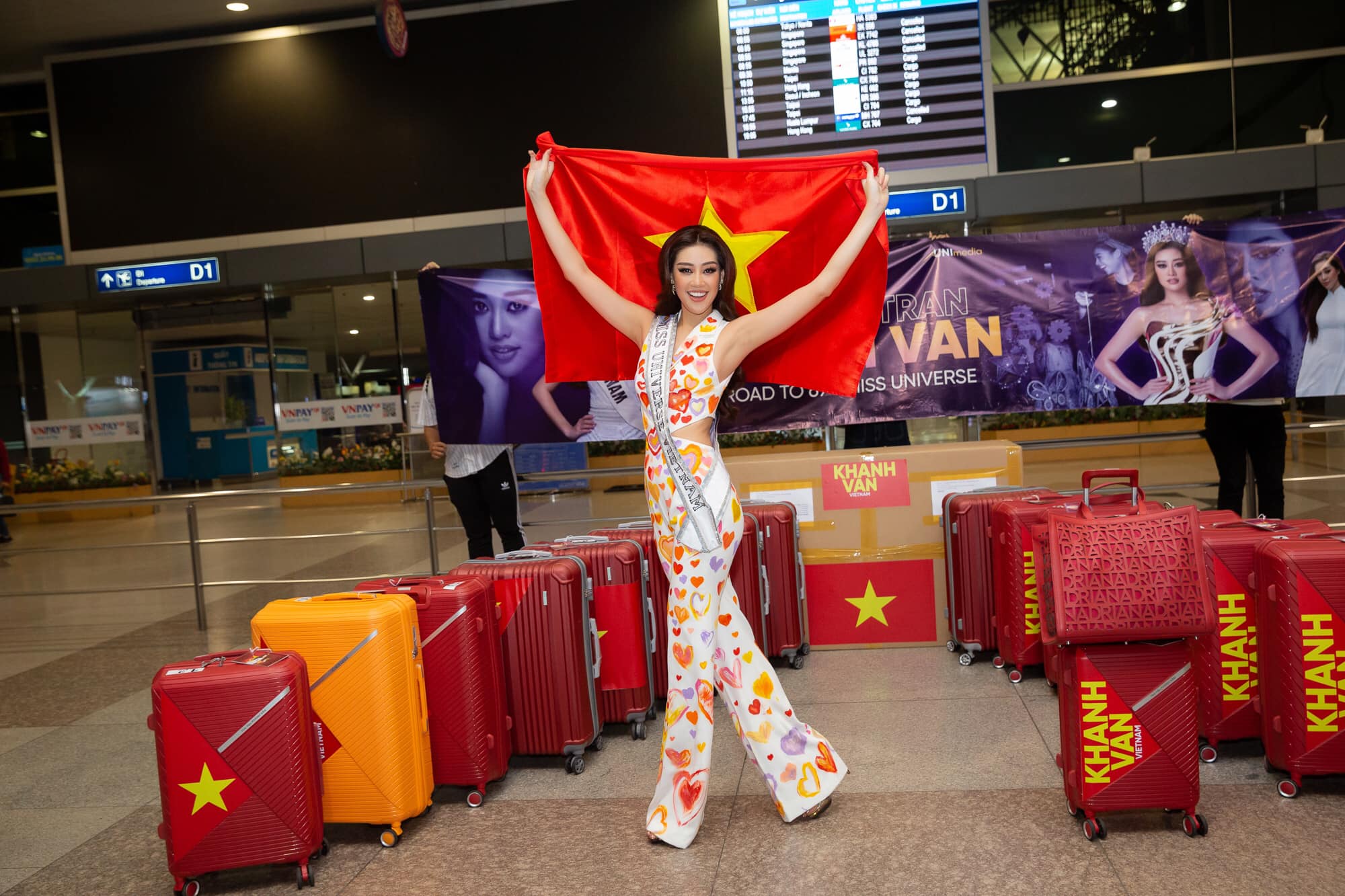 Hoa hậu Khánh Vân lên đồ cao tay trên đường tới Miss Universe, bộ nào cũng khiến dân tình nức nở tự hào - Ảnh 2.