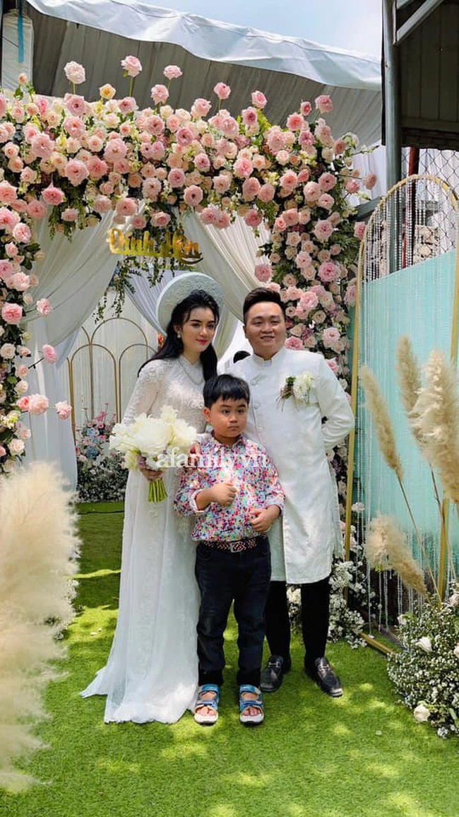 HOT: Bà Nguyễn Phương Hằng đăng ảnh con trai và con dâu trong lễ đính hôn 