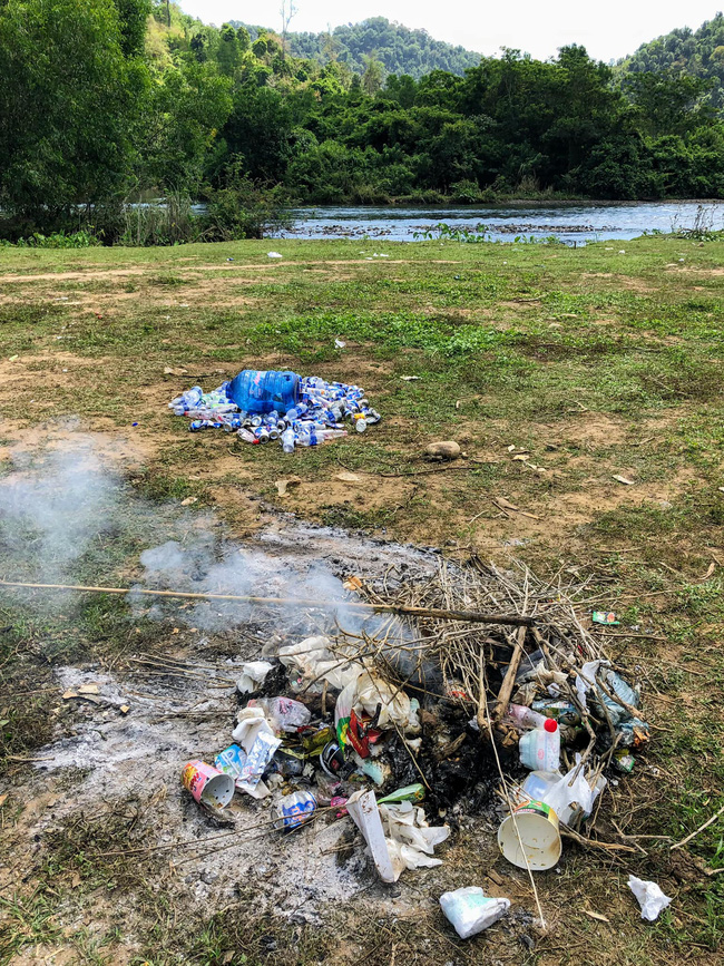 Ngán ngẩm với cảnh cả đoàn người đi camping để lại 1 đống rác, bị phản ánh vẫn có người vào biện bạnh Ngán ngẩm với cảnh cả đoàn người đi camping để lại 1 đống rác, bị phản ánh vẫn có người vào biện bạnh