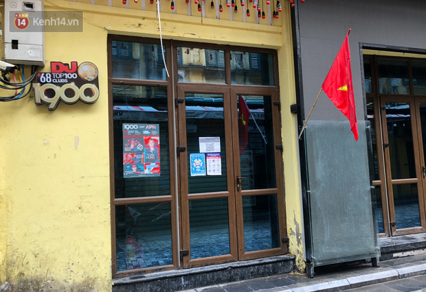 Hà Nội: Cận cảnh phong tỏa, phun khử khuẩn 1 đoạn con phố Đinh Liệt cùng rất nhiều điểm đến của ca dương tính SARS-CoV-2 - Ảnh 9.