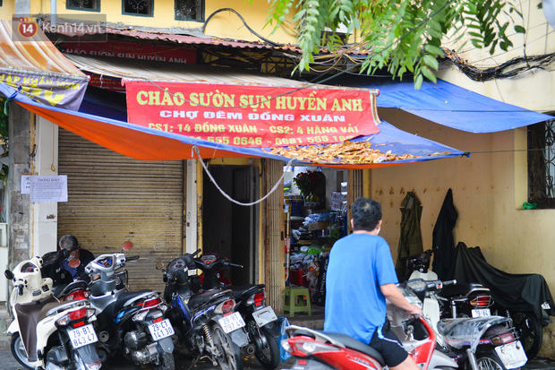 Hà Nội: Cận cảnh phong tỏa, phun khử khuẩn 1 đoạn con phố Đinh Liệt cùng rất nhiều điểm đến của ca dương tính SARS-CoV-2 - Ảnh 11.