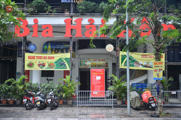 Hà Nội: Cận cảnh phong tỏa, phun khử khuẩn 1 đoạn con phố Đinh Liệt cùng rất nhiều điểm đến của ca dương tính SARS-CoV-2 - Ảnh 7.