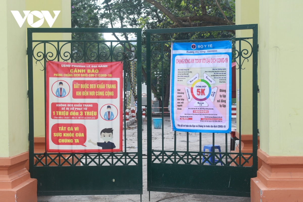 Công viên ở Hà Nội đồng loạt đóng cửa phòng chống dịch Covid-19 - Ảnh 7.