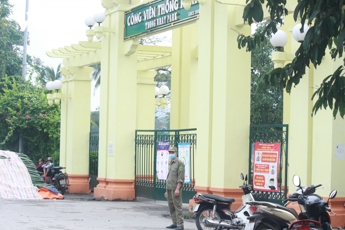 Công viên ở Hà Nội đồng loạt đóng cửa phòng chống dịch Covid-19 - Ảnh 9.