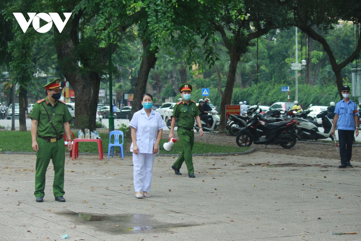 Công viên ở Hà Nội đồng loạt đóng cửa phòng chống dịch Covid-19 - Ảnh 2.