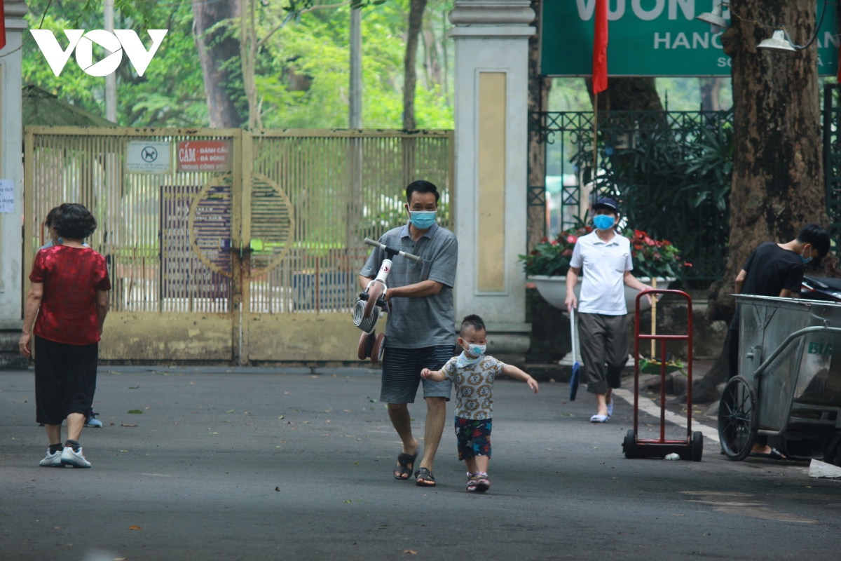 Công viên ở Hà Nội đồng loạt đóng cửa phòng chống dịch Covid-19 - Ảnh 21.