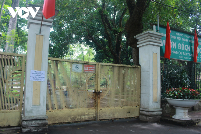 Công viên ở Hà Nội đồng loạt đóng cửa phòng chống dịch Covid-19 - Ảnh 1.
