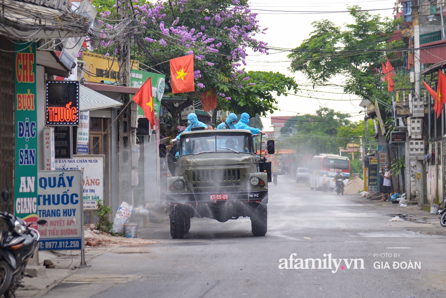 Hà Nội: Lập chốt, phun tiêu trùng khử độc toàn bộ phố Tía, huyện Thường Tín - Ảnh 12.