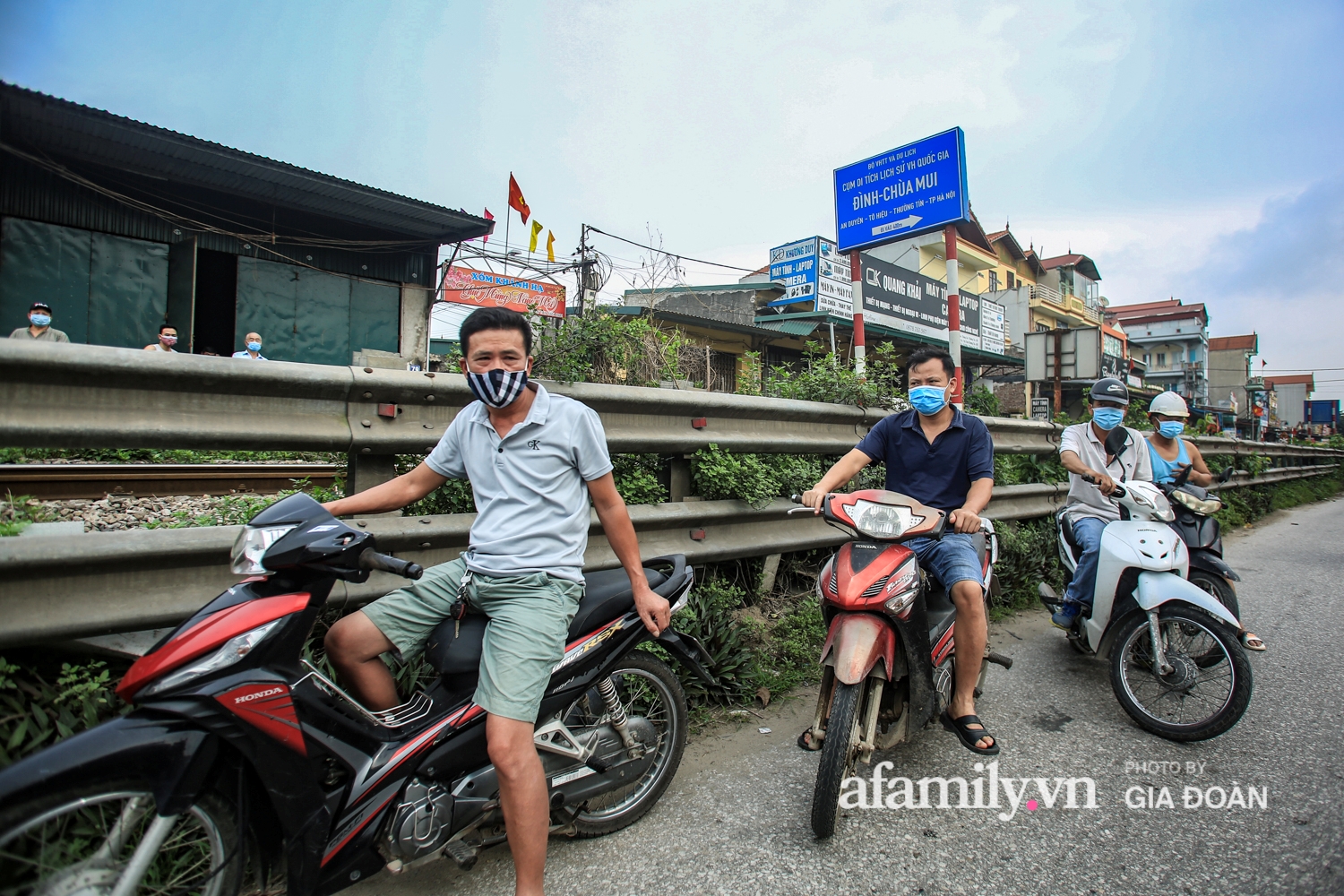 Hà Nội: Lập chốt, phun tiêu trùng khử độc toàn bộ phố Tía, huyện Thường Tín - Ảnh 13.