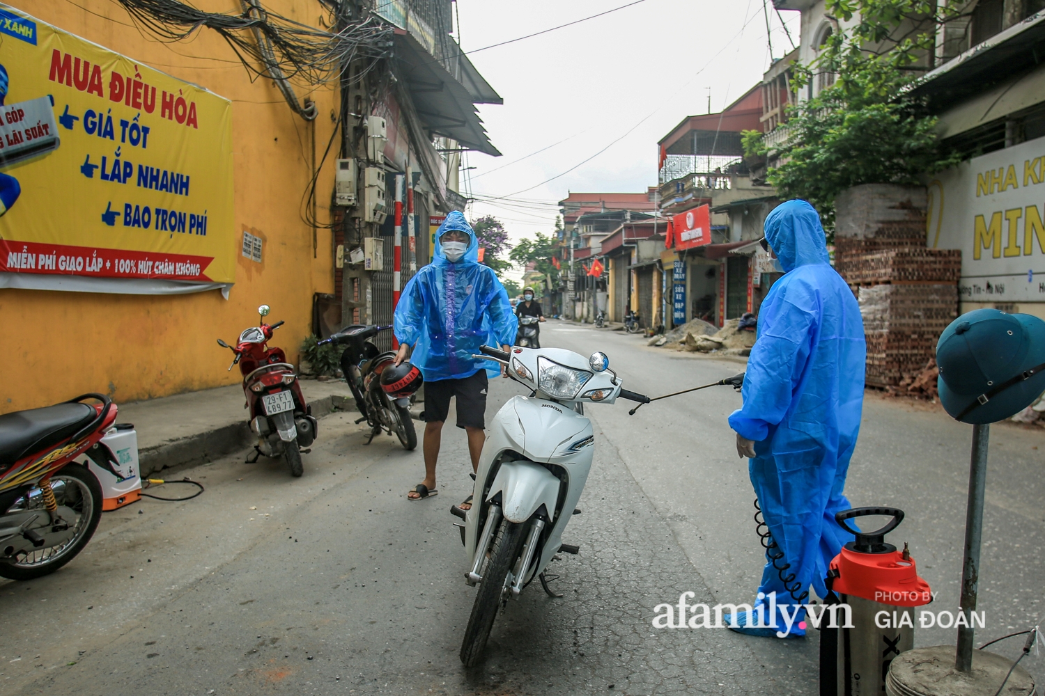 Hà Nội: Lập chốt, phun tiêu trùng khử độc toàn bộ phố Tía, huyện Thường Tín - Ảnh 3.