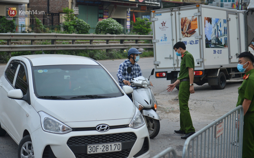 Hà Nội: Cận cảnh khu vực phong toả 6.000 dân ở Thường Tín, nhiều người đi làm ngỡ ngàng phải quay xe - Ảnh 8.