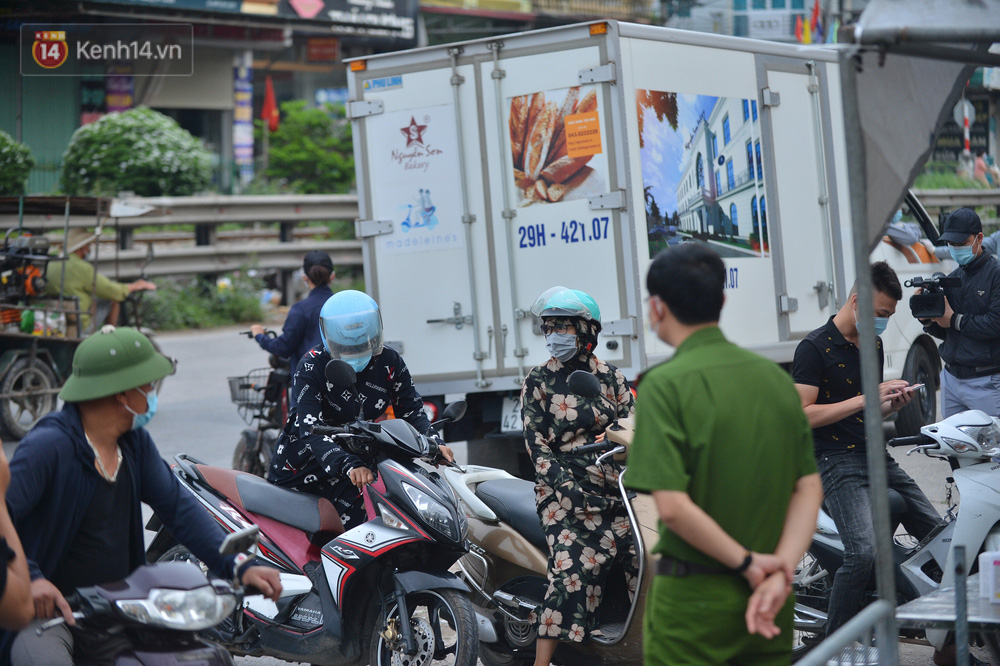 Hà Nội: Cận cảnh khu vực phong toả 6.000 dân ở Thường Tín, nhiều người đi làm ngỡ ngàng phải quay xe - Ảnh 11.