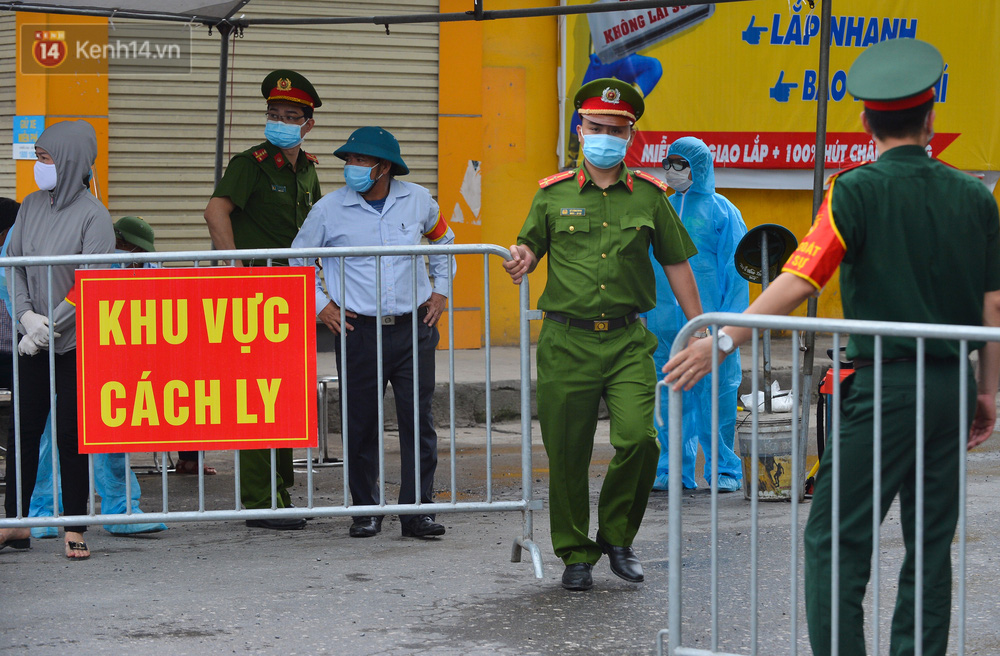 Hà Nội: Cận cảnh khu vực phong toả 6.000 dân ở Thường Tín, nhiều người đi làm ngỡ ngàng phải quay xe - Ảnh 1.