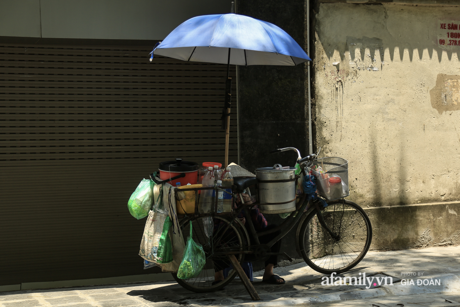 Ngày đầu tiên của đợt nắng nóng, người Hà Nội vật lộn tận dụng mọi thứ, mọi nơi râm mát để 