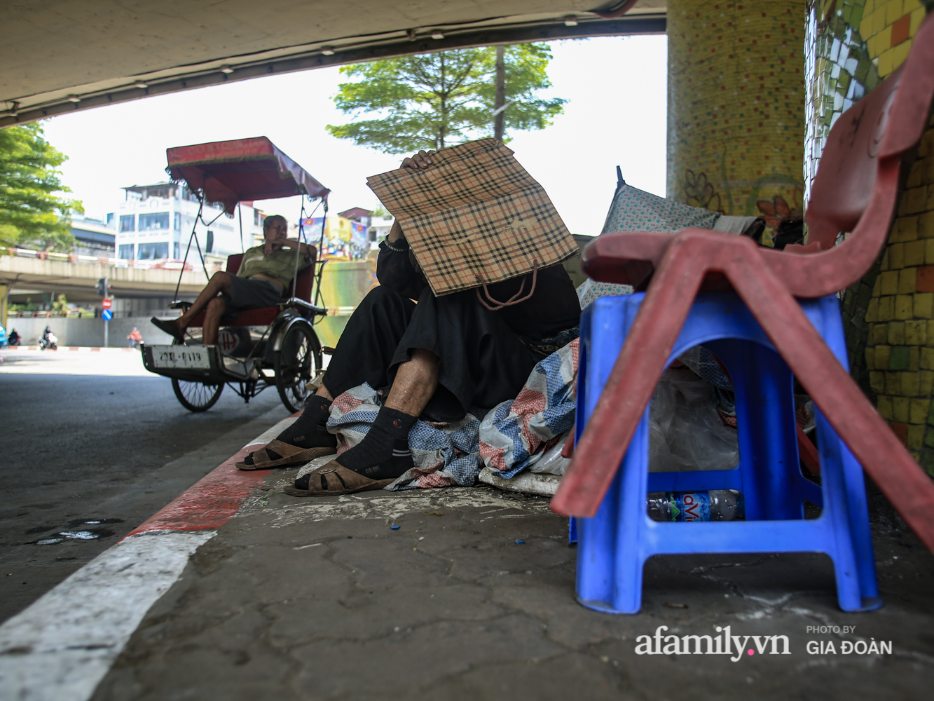 Ngày đầu tiên của đợt nắng nóng, người Hà Nội vật lộn tận dụng mọi thứ, mọi nơi râm mát để 