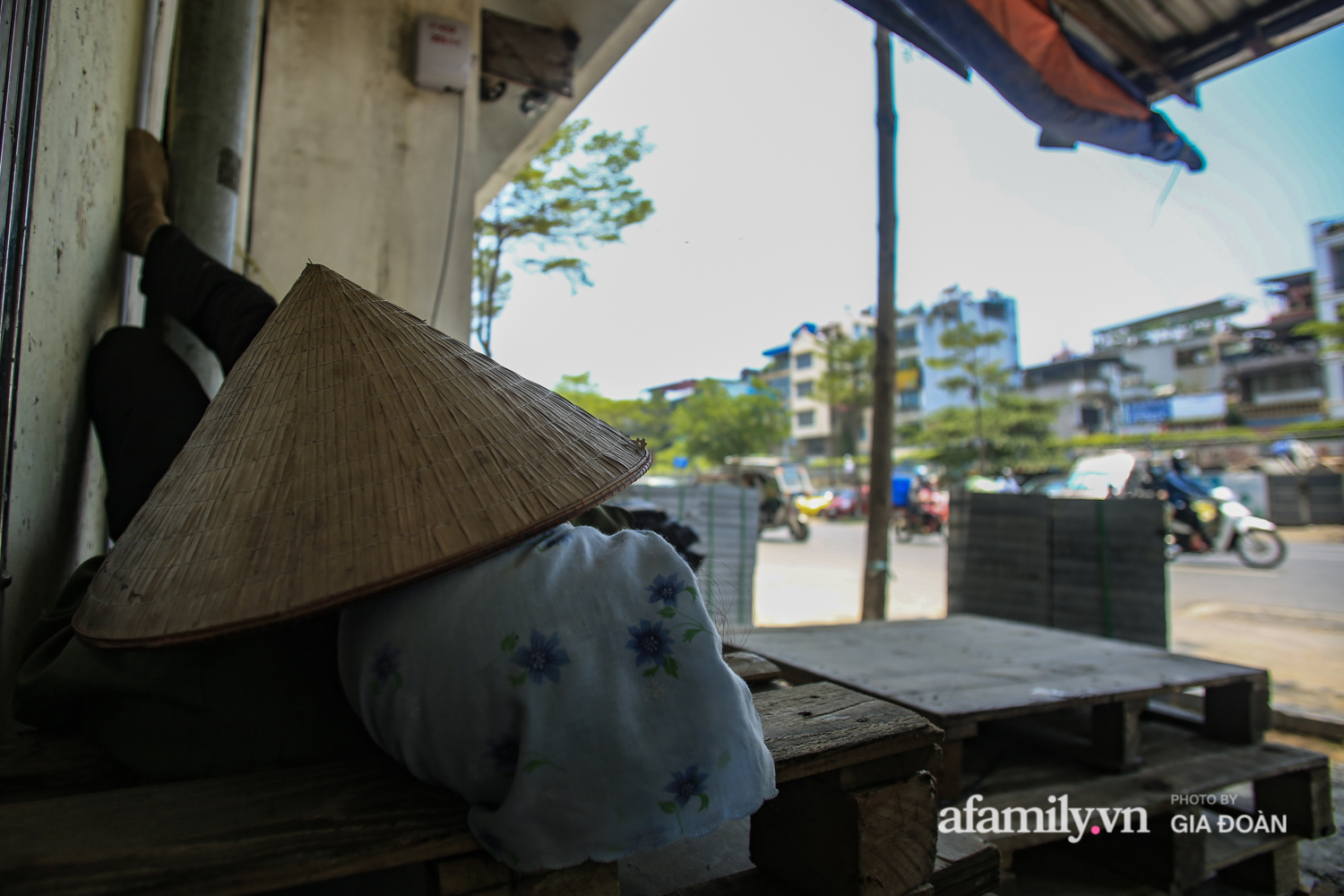 Ngày đầu tiên của đợt nắng nóng, người Hà Nội vật lộn tận dụng mọi thứ, mọi nơi râm mát để 