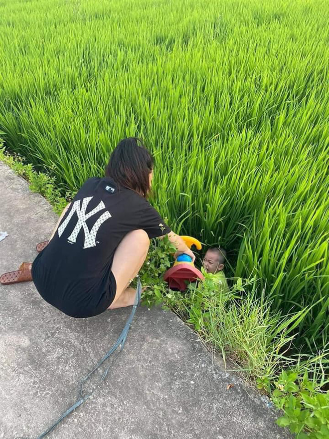 Được chị dắt đi chơi, cậu bé ngã lộn cổ xuống ruộng, hình ảnh sau đó khiến người ta không nhịn được cười - Ảnh 3.